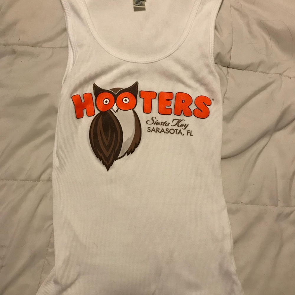 Hooter’s tank top